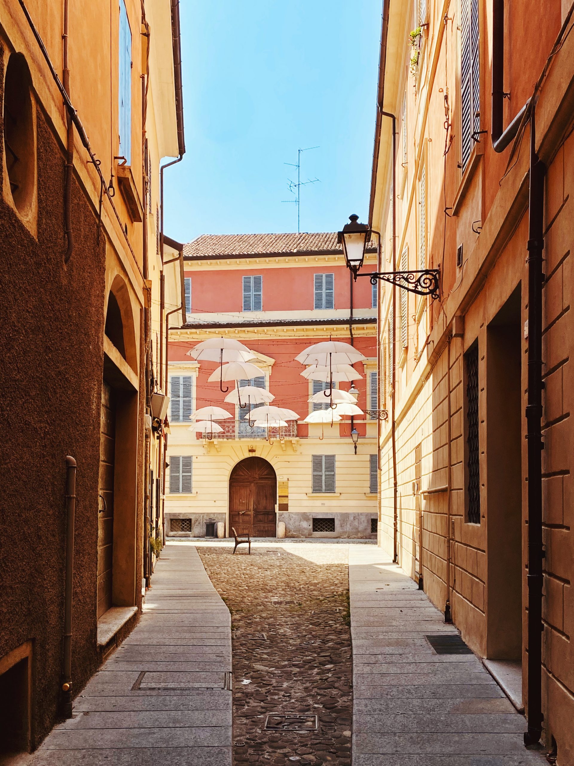 Scorcio di una via di un borgo Romagnolo